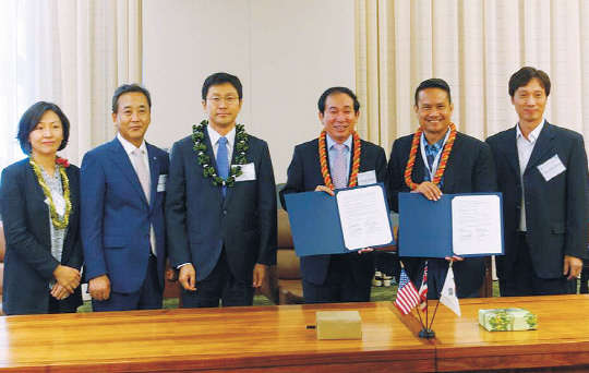 황진택 한국에너지기술평가원장(왼쪽 네번째)등이 그린에너지기술 연구개발 협약을 맺고 기념촬영을 하고 있다.  한국에너지기술평가원 제공